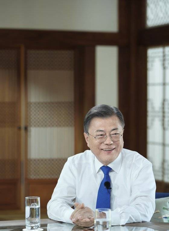 문재인 대통령이 지난 15일 청와대 상춘재에서 손석희 전 JTBC 앵커와 특별 대담을 하고 있다. 연합뉴스