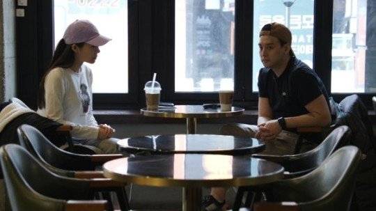 우리 이혼했어요2에 등장하는 지연수(왼쪽)와 일라이가 카페에서 이야기를 나누는 모습. /사진=TV조선 '우리 이혼했어요2' 갈무리