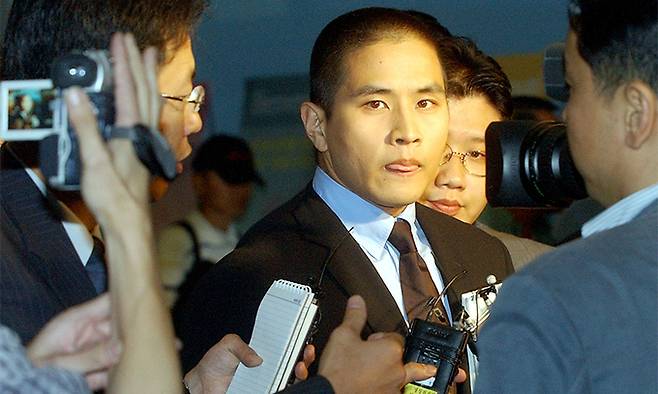 미국시민권 취득에 따른 병역기피 시비로 내려졌던 입국 금지조치가 일시 해제된 가수 유승준씨가 2003년 6월 26일 인천공항을 통해 입국, 기자들의 질문을 받으며 난감해 하고 있다. 연합뉴스