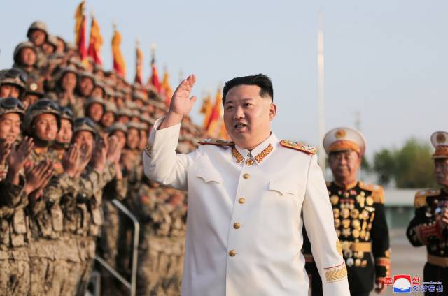 김정은 북한 국무위원장이 지난 27일 조선인민혁명군 창건 90주년 경축 열병식 참가자들과 기념사진을 찍었다고 조선중앙통신이 29일 보도했다. 연합뉴스