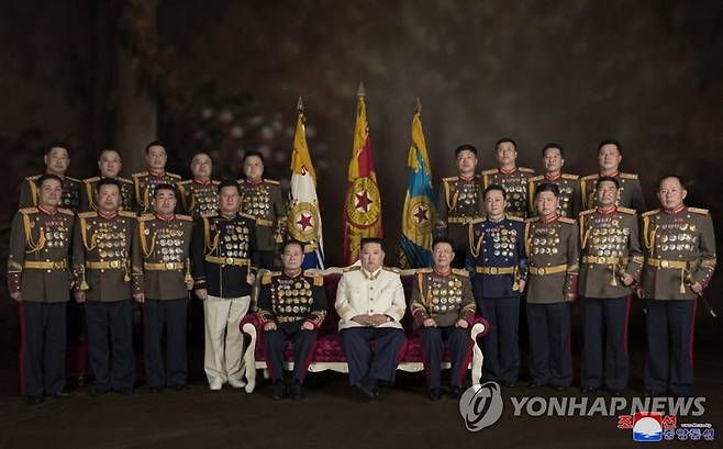 북한 김정은, 열병식 지휘한 군 수뇌부들 격려 (평양 조선중앙통신=연합뉴스) 북한 김정은 국무위원장이 조선인민혁명군 창건 90주년을 맞아 진행된 열병식과 행사들을 지휘했던 군 수뇌부들을 당 중앙위원회 본부청사로 불러 격려했다고 조선중앙통신이 30일 보도했다. 김 위원장은 이 자리에서 "적대세력들에 의해 지속되고 가증되는 핵위협을 포괄하는 모든 위험한 시도들과 위협적 행동들을 필요하다면 선제적으로 철저히 제압·분쇄하기 위하여 우리 혁명무력의 절대적 우세를 확고히 유지하고 부단히 상향시켜나가겠다"고 밝혔다. 사진은 이날 촬영된 기념사진. [조선중앙통신 홈페이지 캡처] 2022.4.30 
    [국내에서만 사용가능. 재배포 금지. For Use Only in the Republic of Korea. No Redistribution] nkphoto@yna.co.kr