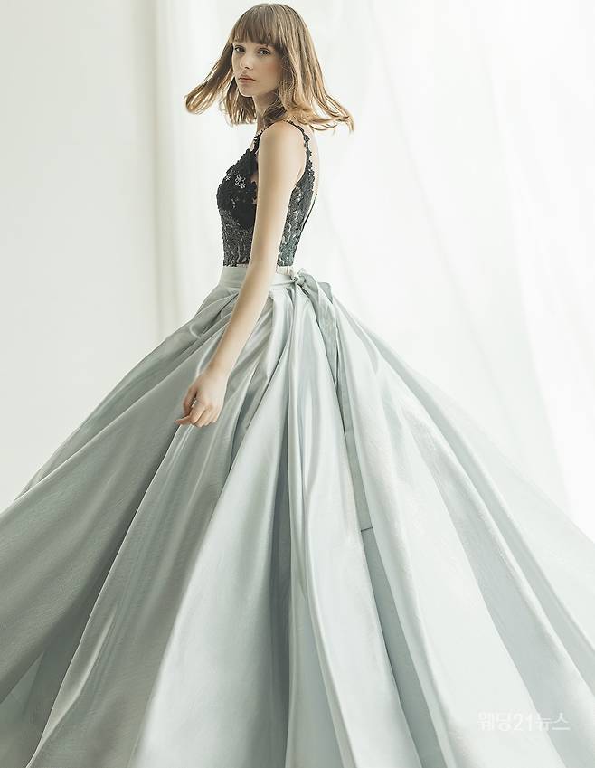 사진 : 웨딩드레스 카이라 브라이덜,&nbsp;포토그래퍼 유창환(앤유스튜디오),&nbsp;모델 사브리나,&nbsp;헤어 신탁 메이크업 송은(뷰티 진동희),&nbsp;스타일리스트 김한울,&nbsp;플로리스트 김신희(쉬아비떼플라워),&nbsp;제품협찬 미니멀얼루어, 앙뜨