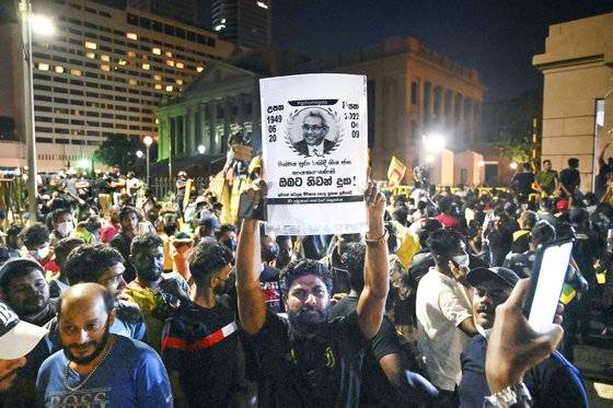 지난 9일 스리랑카 수도 콜롬보에서 고타바야 라자팍사 대통령 하야를 촉구하는 시위가 열리고 있다. 스리랑카는 급증한 대외 부채로 인해 지난 12일 일시적 디폴트를 선언했다. AFP=연합뉴스