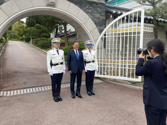문재인 대통령이 1일 청와대 경비대원들에게 먼저 다가가 함께 기념사진을 찍고 있다. [사진 탁현민 페이스북]