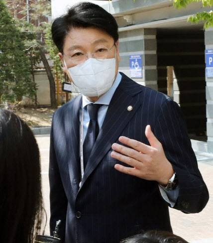 장제원 대통령 당선인 비서실장이 서울 종로구 통의동 대통령직인수위원회 앞에서 취재진의 질문에 답하고 있다.(사진=인수위사진기자단)