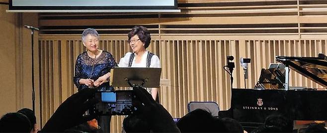 4월 29일 서울 서초동 모차르트홀에서 바이올리니스트 정경화(왼쪽)와 신수정이 모차르트 바이올린 소나타를 협연한 뒤 활짝 웃고 있다. 이날은 신수정의 팔순 생일이었다. /김성현 기자