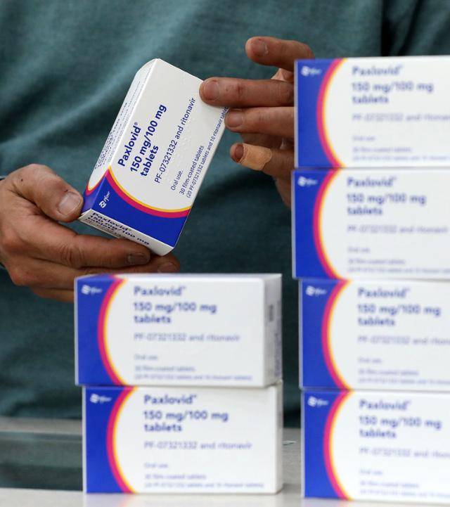 지난달 20일 서울의 한 약국에서 미국 화이자가 개발한 코로나19 경구용 치료제 팍스로비드를 판매하고 있다. 뉴시스