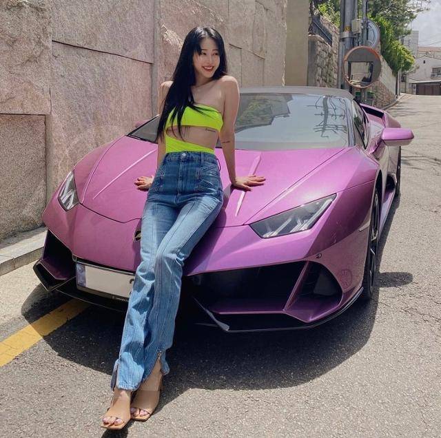 한예슬이 형광 노란색 옷을 입은 채 화려한 비주얼을 자랑했다. 한예슬 SNS