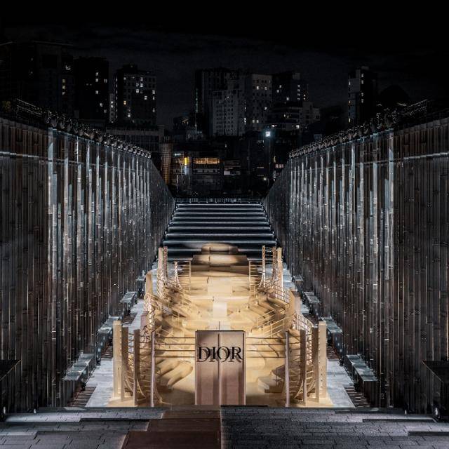 이화여대의 ECC에 꾸며진 디올의 '2022 여성 가을 컬렉션' 패션쇼 무대. 디올 공식 트위터 계정