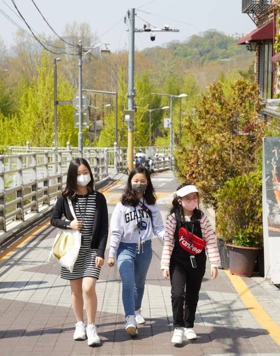 소중 학생기자단이 한 지역을 걸으면서 다양하게 음식을 맛보고 접해보는 미식 여행을 위해 이태원 일대를 돌아봤다.