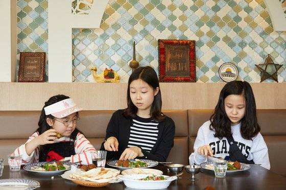 중동의 어느 나라에 놀러온 것 같은 독특한 문양이 돋보이는 음식점에서 소중 학생기자단이 중동 음식을 즐겼다.