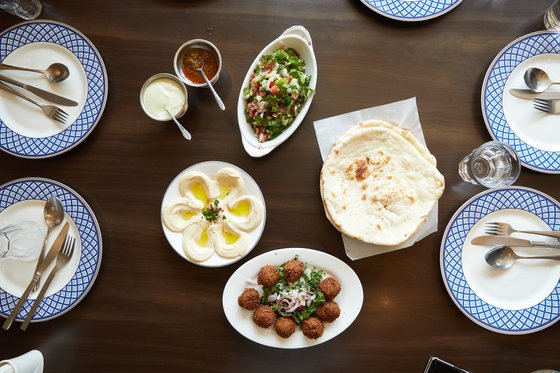 중동 음식을 처음 먹는 사람들도 충분히 맛있게 먹을 수 있는 그린 샐러드(맨 위), 후무스(왼쪽), 팔라펠(아래), 피타 빵.