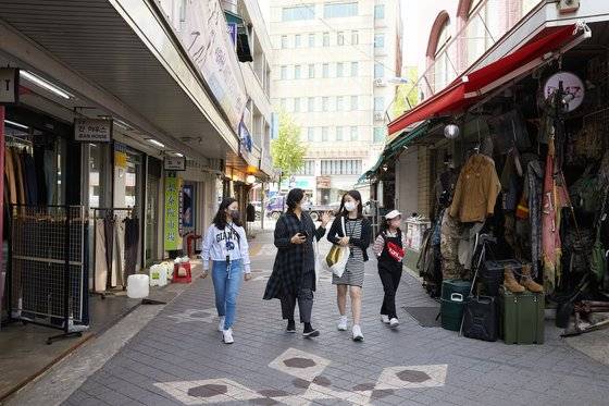 소중 학생기자단이 서울 가스트로 투어 강태안(왼쪽에서 둘째) 대표와 이태원 골목길을 둘러보고 있다.