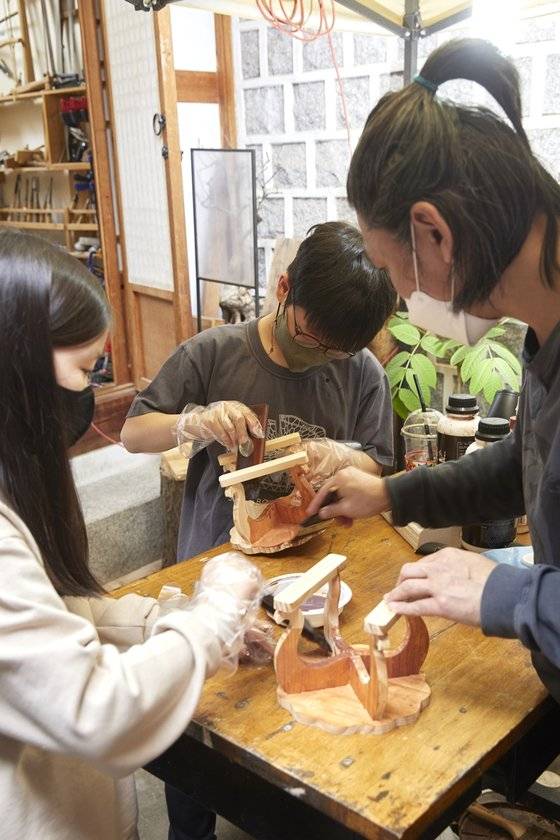 소반에 옻칠을 할 때는 천판 아랫부분과 다리를 먼저 채색하고, 충분히 말린 뒤 천판 윗부분도 채색한다.