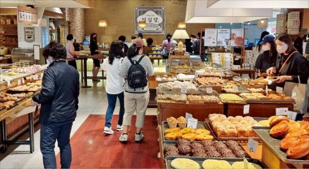 대전에 있는 베이커리 성심당이 코로나19에도 불구하고 지난해 사상 최대 매출을 달성했다. 2일 성심당 롯데백화점 대전점을 찾은 소비자들이 빵을 골라 담고 있다. 롯데쇼핑 제공
