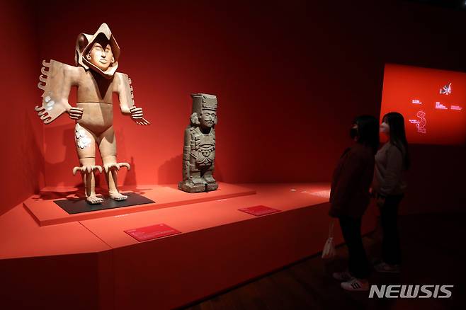 [서울=뉴시스] 박진희 기자 = 한국-멕시코 수교 60주년 기념 국립중앙박물관 특별전 '아스테카-태양을 움직인 사람들' 언론공개회가 열린 2일 서울 용산구 박물관 상설전시관에 ‘독수리 전사'가 전시되어 있다. 전시는 오는 8월 28일까지. 2022.05.02. pak7130@newsis.com