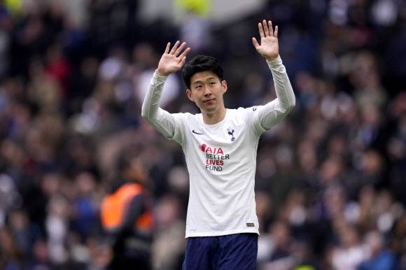 손흥민이 1일(현지시간) 영국 런던의 토트넘 홋스퍼 스타디움에서 열린 레스터 시티와의 2021-2022시즌 EPL 35라운드 경기가 끝난 후 팬들에게 손인사를 하고 있다.AP 연합뉴스