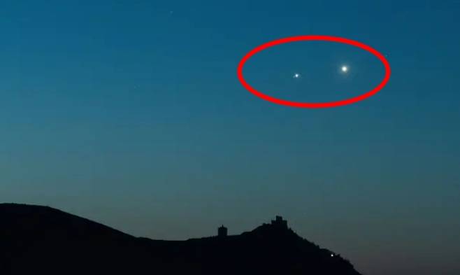 한국시간으로 지난 1일 새벽 5시, 이탈리아에서 촬영된 목성과 금성의 대접근 우주쇼. AFP 연합뉴스