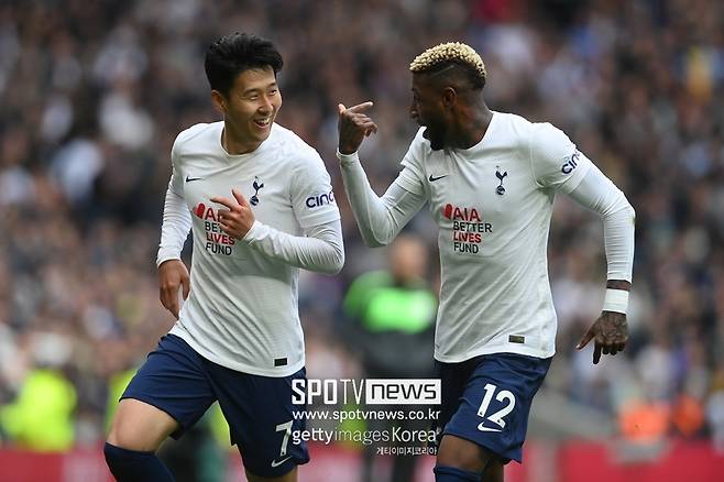 ▲ 1일(한국시간) 레스터시티와 경기에서 시즌 19호골을 성공시키고 에메르송 로얄과 기뻐하는 손흥민.