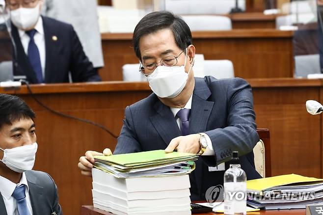 자료 살펴보는 한덕수 (서울=연합뉴스) 이정훈 기자 = 한덕수 국무총리 후보자가 2일 오전 국회에서 열린 인사청문회에서 자료를 살펴보고 있다. 2022.5.2 [국회사진기자단] uwg806@yna.co.kr