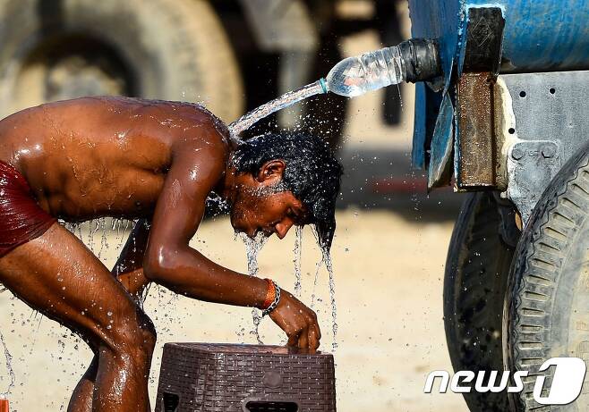 섭씨 50도를 기록한 2019년 6월1일(현지시간) 인도 북동부 우타르프라데시주의 알라하바드에서 한 시민이 물로 샤워를 하고 있다. © AFP=뉴스1 © News1
