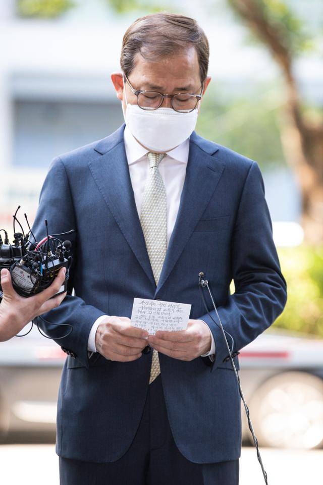 김인철 사회부총리 겸 교육부 장관 후보자가 3일 서울 여의도 한국교육시설안전원에서 후보직 사퇴를 밝히고 있다. 뉴스1