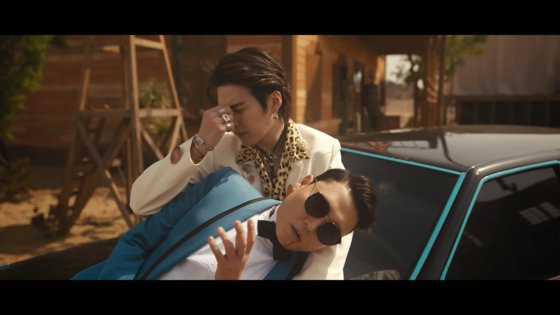 싸이 9집 타이틀 곡 '댓댓'의 뮤직비디오엔 방탄소년단(BTS)의 슈가가 싸이의 따귀를 때려 피를 흘리게 하는 장면이 나온다. [싸이 유튜브 캡처]