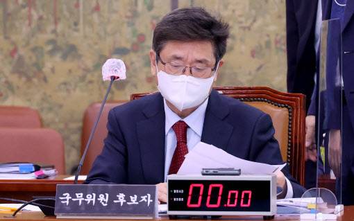 박보균 문화체육관광부 장관 후보자가 2일 오전 국회에서 열린 인사청문회에서 자료를 검토하고 있다. / 사진=연합뉴스