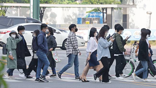 실외 마스크 착용 의무 해제 첫 날인 2일 오전 서울 여의도역 인근에서 직장인들이 마스크를 쓰고 출근하고 있다. 연합뉴스