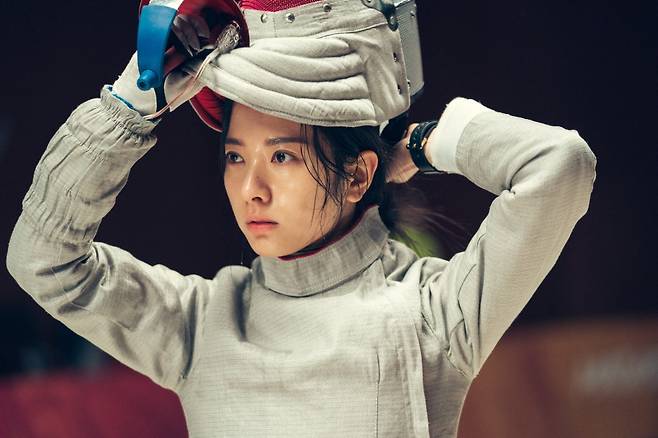 고교 펜싱 선수 고유림 역을 맡은 우주소녀 보나 [사진=tvN '스물다섯 스물하나']