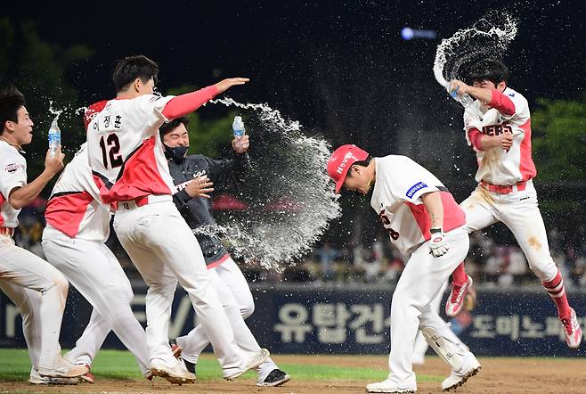 4일 광주 기아 챔피언스필드에서 열린 키움과 경기에서 KIA 선수들이 끝내기 몸에 맞는 공으로 승리한 뒤 물을 뿌리며 자축하고 있다. /스포츠조선