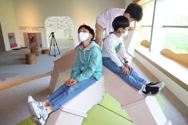 민화 '백동자도' 속 놀이 모습을 모티브로 조성한 놀이공간에서 어린이들이 다양한 신체활동을 하고 있다. 연합뉴스