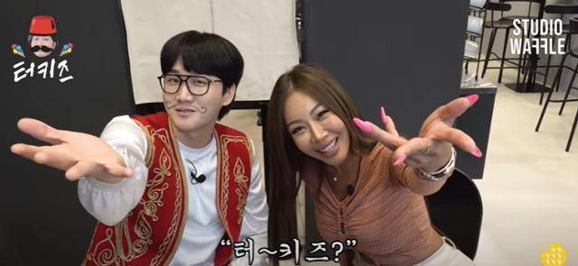 코미디언 이용진이 유튜브와 방송사를 오가며 활약 중이다. 유튜브 스튜디오 와플 영상 캡처