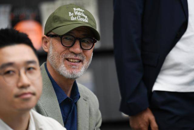 지난달 15일 서울 동대문구 무신사 스튜디오 내 헬로우젠틀 오피스에서 회의에 임하고 있는 '아저씨즈'의 멤버 정병선씨. 김하겸 인턴기자