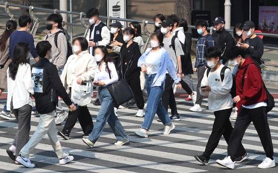 3일 오전 대구 북구 경북대학교 북문 앞에서 학교로 향하는 학생들. 뉴스1