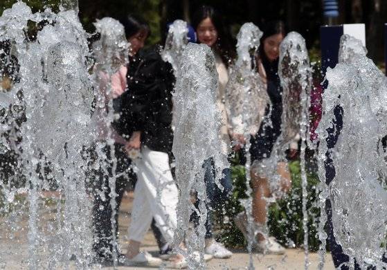 2일 부산 남구 부경대 대연캠퍼스에서 대학생들이 분수대 인근을 산책하고 있다. 뉴스1