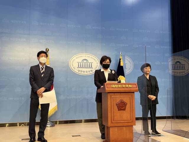 윤두권 민주당 서울 강서을 지역위원회 부위원장(왼쪽)과 조수진 국민의힘 의원이 국회 소통관에서 기자회견을 하고 있다. 조수진 의원 측 제공