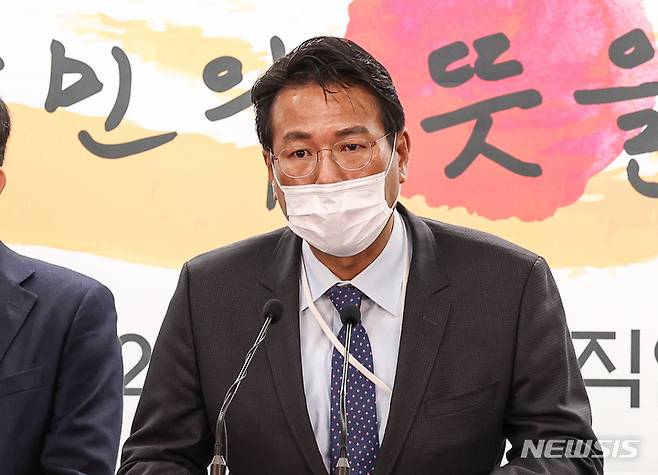 [서울=뉴시스] 인수위사진기자단 =   윤석열 정부의 국가안보실 1차장에 내정된 김태효 성균관대 정치외교학과 교수가 3일 오전 서울 종로구 통의동 인수위에서 열린 윤석열 정부의 110대 국정과제 발표 회견에서 북핵 문제와 관련한 질문에 답하고 있다. 2022.05.03. photo@newsis.com