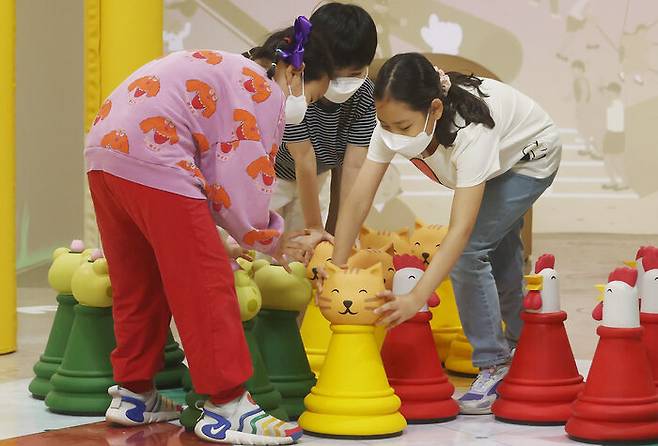 3일 서울 종로구 국립민속박물관에서 열린 어린이날 100회 기념 특별전 '오늘은 어린이날, 소파 방정환의 이야기 세상' 설명회에서 어린이들이 다이아몬드 게임인 '금강껨'을 체험하고 있다. (사진=연합뉴스)