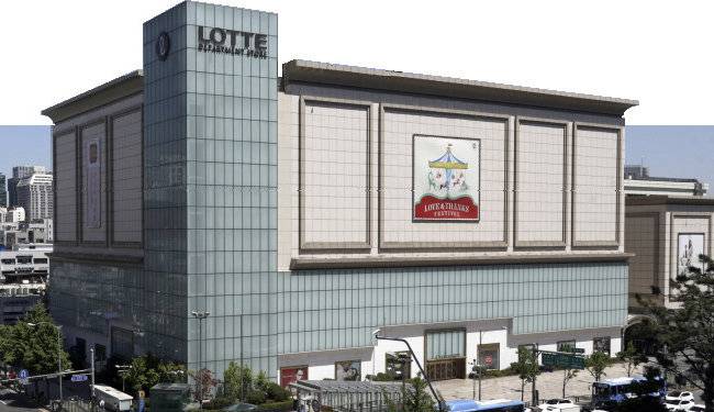 롯데쇼핑이 옛 그랜드백화점을 인수해 2000년 리뉴얼 오픈한 롯데백화점 강남점은 명품 중심으로 MD를 강화해 확 바뀐 모습을 보여줄 것을 예고했다. [동아DB]