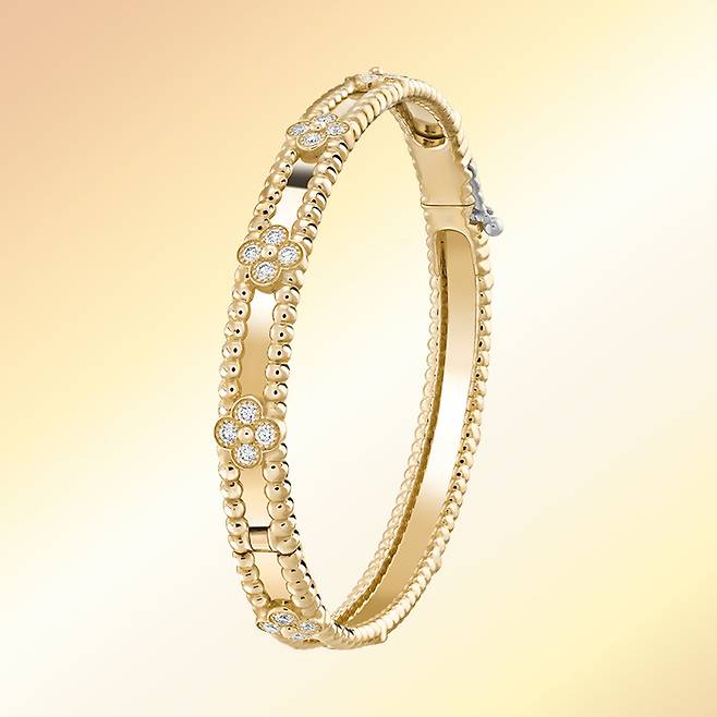 뻬를리 스위트 클로버 브레이슬릿 2천만원대 반클리프 아펠.