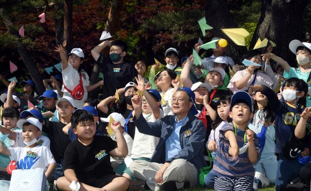 문재인 대통령이 5일 청와대 녹지원에서 열린 어린이날 행사에서 종이비행기를 날리며 기념 사진을 찍고 있다. 왕태석 선임기자