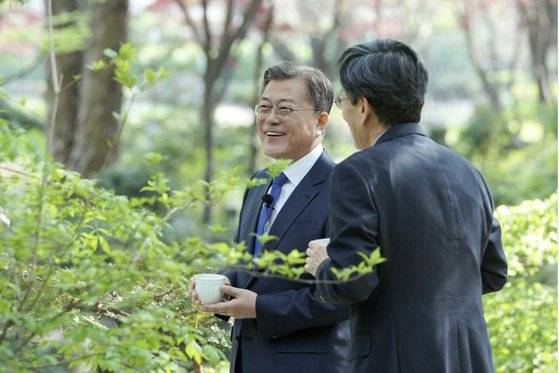 문재인 대통령(사진 왼쪽), 손석희와 특별 대담 [연합뉴스]