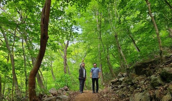 태안사 능파각 가는 숲길에서 김탁환 소설가와 이동현 미실란 대표. 왼쪽이 소설가다.