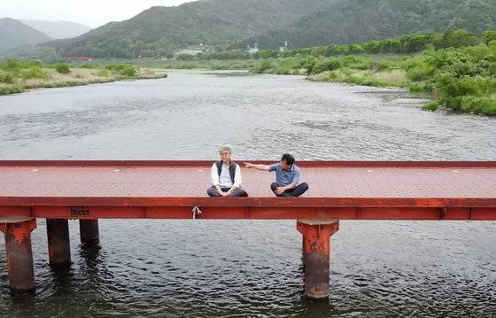 침실습지 뿅뽕 다리 위에서 김탁환 작가와 이동현 대표.