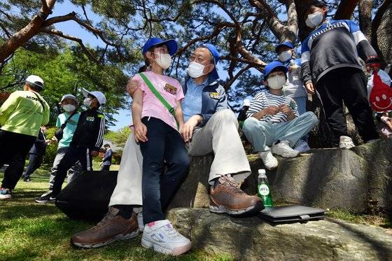 문 대통령이 초청된 한 어린이와 대화하고 있다. 청와대사진기자단