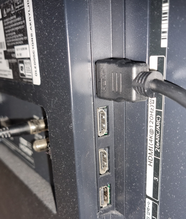 HDMI 케이블을 TV 단자에 연결했다. 정옥재 기자