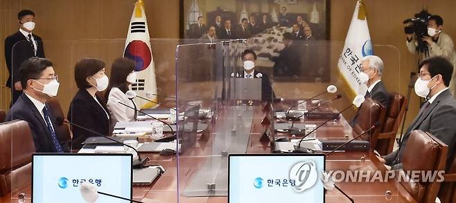 한은 금통위 본회의 (서울=연합뉴스) 주상영 의장 직무대행(금통위원, 가운데)이 14일 서울 중구 한국은행에서 열린 기준금리 결정 금융통화위원회 본회의를 주재하고 있다. 2022.4.14 [사진공동취재단] photo@yna.co.kr