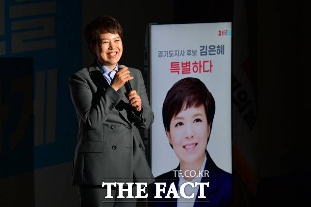 김은혜 국민의힘 경기도지사 후보는 6일 고양 원당시장을 방문한 뒤 코로나19 등으로 시름에 빠진 전통시장‧소상공인‧자영업자들의 지원을 위한 7대 공약을 제시했다. /남윤호 기자