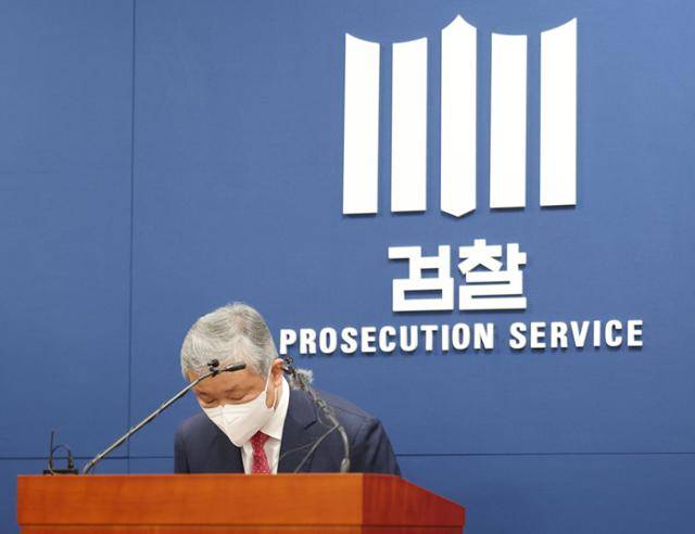 검찰청법 개정안과 형사소송법 개정안이 공포된 3일 오후 검찰총장 업무 대행인 박성진 대검 차장검사가 서울 서초구 대검찰청에서 관련 기자회견을 하고 있다. 연합뉴스